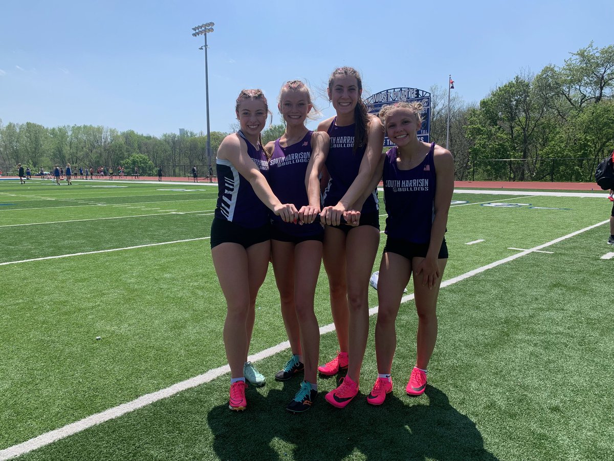 SHBulldogsTF's tweet photo. The girls 4x100 team is moving on!! #LESSSGOOOOO https://t.co/HtNR3NjzlM