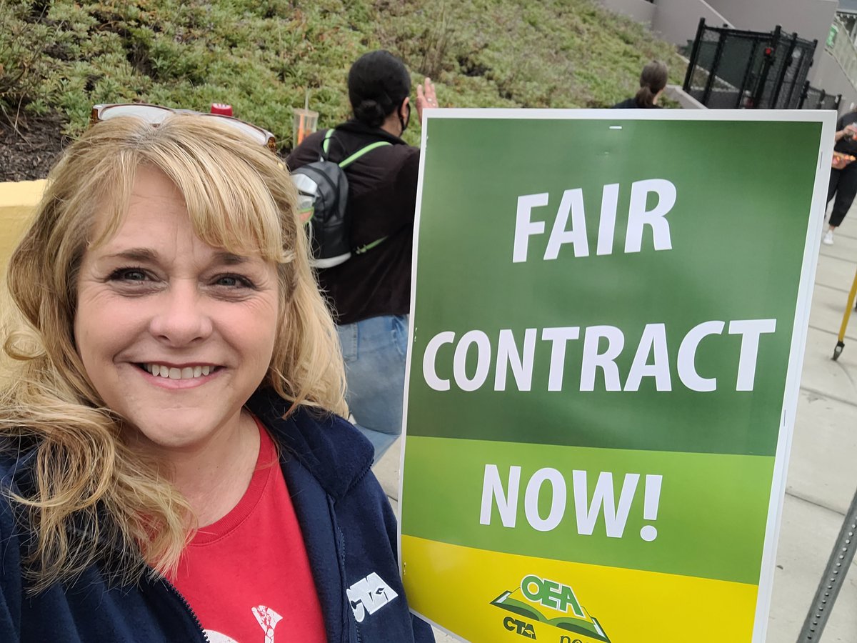 Our DTA president shows up to extend our support to <a href="/OaklandEA/">Oakland Education Association</a>
#StrongerTogether
#wearecta
#studentsuccess
#DTApower4all