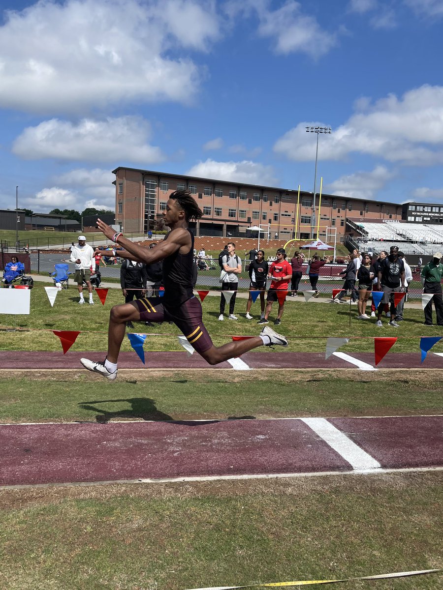 Tavares_Simmons's tweet photo. 45’10.25 triple jump to break school record‼️and qualify for state‼️#trackandfield #AllpraisetoGod #BlessedAndGrateful #triplejump https://t.co/x9obki8kr9