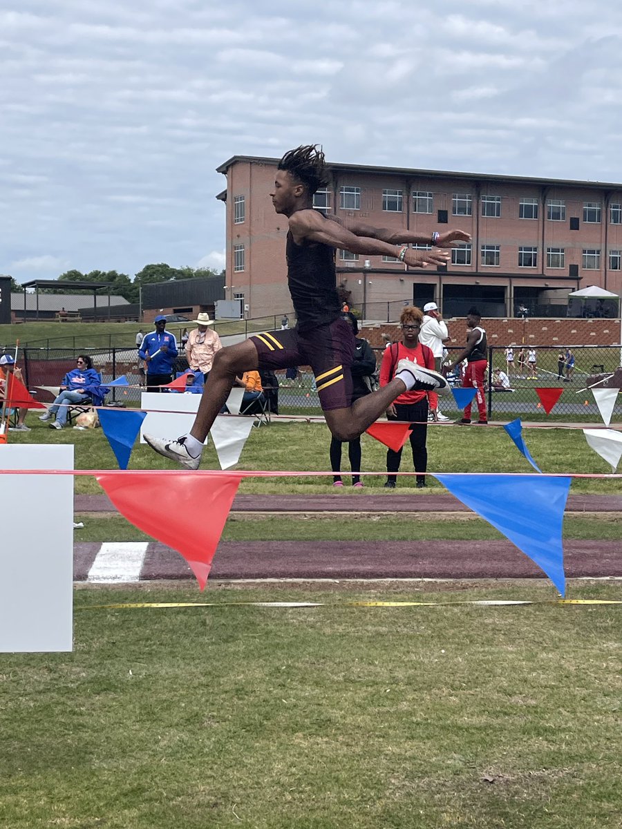 Tavares_Simmons's tweet photo. 45’10.25 triple jump to break school record‼️and qualify for state‼️#trackandfield #AllpraisetoGod #BlessedAndGrateful #triplejump https://t.co/x9obki8kr9