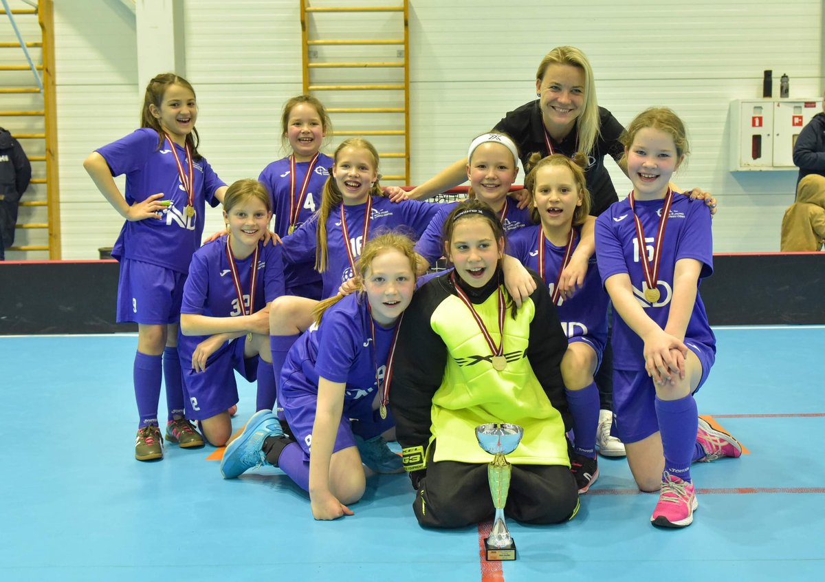 U-10 jaunajām sportistēm sezona ir noslēgusies ar kūkām, dzirkstošiem dzērieniem kausā un, protams, medaļām 🥇🎂
2023.05.04.
📸 Fotogrāfe <a href="/Agy_1988/">Agnese Vēze</a> 
m.facebook.com/story.php?stor…