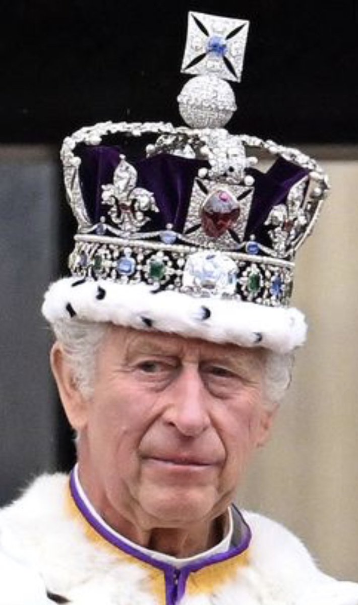 Mooi chagrijnig op je eerste officiële werkdag #crown #charles