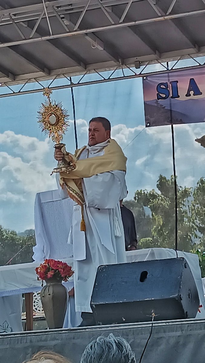 eurolobo's tweet photo. #May06 Sabes que en el Santísimo Sacramento está La Vida Eterna que Jesús nos regaló con su Resurrección.
Así inicio la Jornada por La Vida convocada por la Arquidiócesis en el marco de su centenario en el Viaducto Miranda la tarde de este sábado https://t.co/dkHayHGnJx