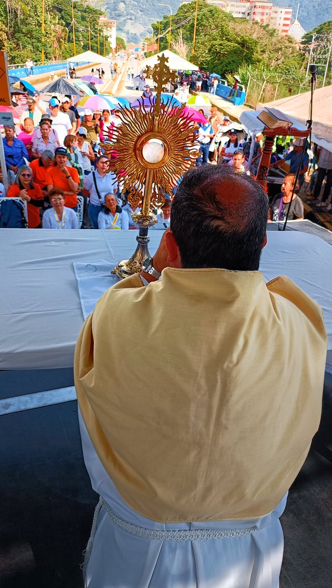 eurolobo's tweet photo. #May06 Sabes que en el Santísimo Sacramento está La Vida Eterna que Jesús nos regaló con su Resurrección.
Así inicio la Jornada por La Vida convocada por la Arquidiócesis en el marco de su centenario en el Viaducto Miranda la tarde de este sábado https://t.co/dkHayHGnJx