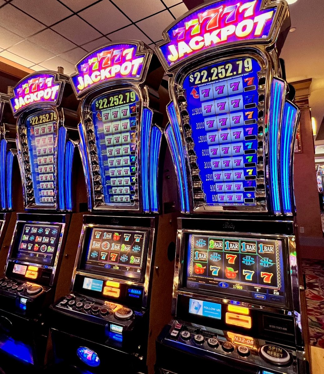 ResortsWorldNYC's tweet photo. 7 is looking lucky here! View our list of over 6,500 of your favorite slots at https://t.co/rPPr5Bzq1e π° #slots #electronictablegames #casino https://t.co/TPFkzhYkbn