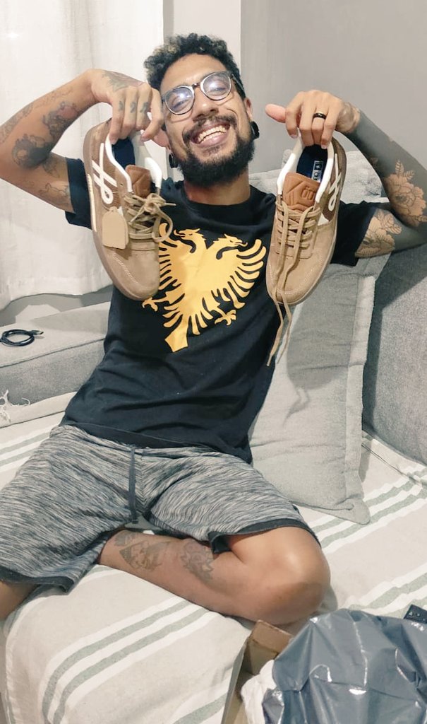 EllenRose_ER's tweet photo. esse causo é pra pedir: @OUS_OFICIAL aguardamos o mimo... o imigrante preto furta cor que ele adorava - nunca pedimos nada - (41) - te amamos - e se vier um phibo chantilly Gold 37 tbm não vou achar ruim não https://t.co/4yJwtX2G1Q