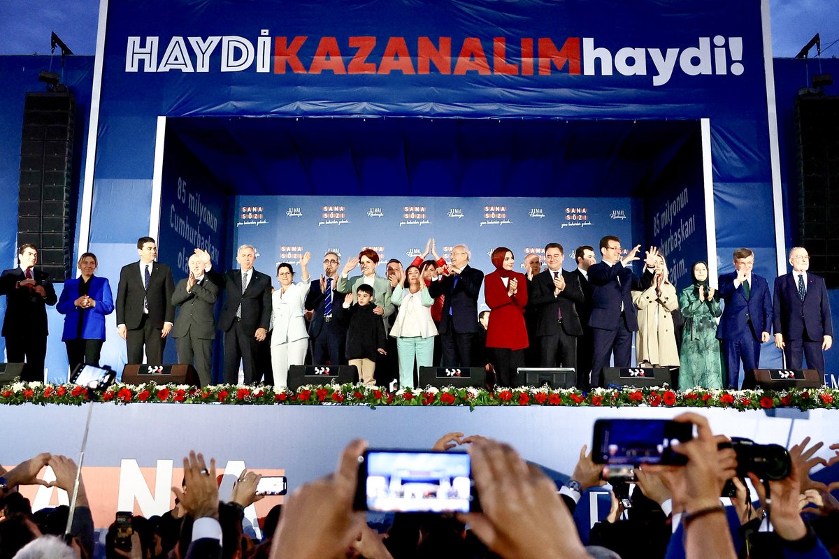 meral_aksener's tweet photo. Aziz İstanbul'umuzda bu harami düzeni helal oylarımızla değiştirmek için bir söz verdik!

Hiç merak etmeyin;
15 Mayıs'ın şafağında yepyeni bir güneş doğacak.

Türkiye Tarih Yazacak!☀️ https://t.co/13TKHOZCeo