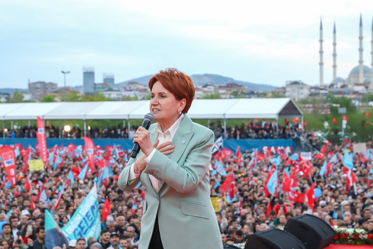 meral_aksener's tweet photo. Aziz İstanbul'umuzda bu harami düzeni helal oylarımızla değiştirmek için bir söz verdik!

Hiç merak etmeyin;
15 Mayıs'ın şafağında yepyeni bir güneş doğacak.

Türkiye Tarih Yazacak!☀️ https://t.co/13TKHOZCeo