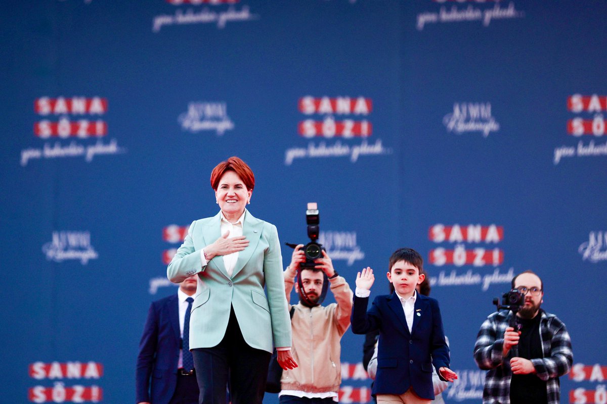 meral_aksener's tweet photo. Aziz İstanbul'umuzda bu harami düzeni helal oylarımızla değiştirmek için bir söz verdik!

Hiç merak etmeyin;
15 Mayıs'ın şafağında yepyeni bir güneş doğacak.

Türkiye Tarih Yazacak!☀️ https://t.co/13TKHOZCeo