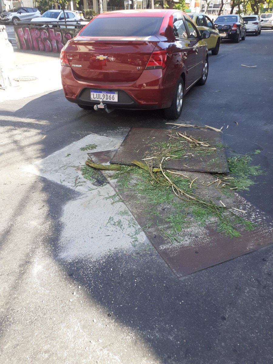 RnfFarias's tweet photo. @Prefeitura_Rio @aguas_do_rio 
Quem paga o prejuízo dos motoristas que tiveram seus pneus rasgados nesse resto de obra?
Entre as ruas Maxwell e Uruguai 
@InformeRJO https://t.co/dhzc7mrdMQ