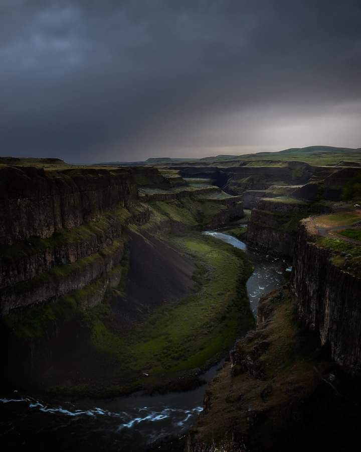 Weather was showing possibilities of thunderstorms… ended up just getting rained on and this is all I walked away with. Still a great time and a challenge as always. 

#landscapephotography #palousefalls #canyon #moodynature
By@Trivin_Turner