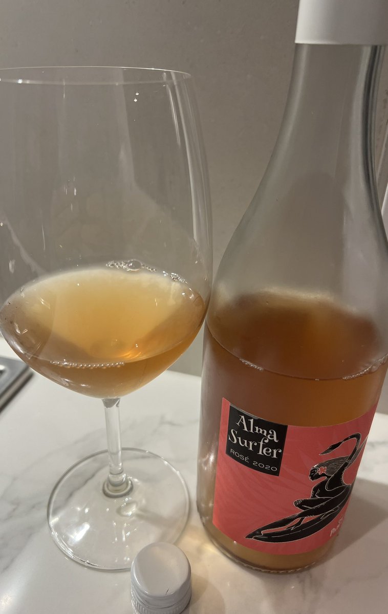 El rosado Alma Surfer de Pablo Fallabrino (bodega Los Vientos) es completamente diferente a los convencionales:
1. Dominan cepas Barbera y Traminer.
2. Color té claro.
3. Natural 100%.
4. Aromas críticos, pero dulce en boca.
5. Gran cuerpo, algo viscoso.
Un distinto para probar.