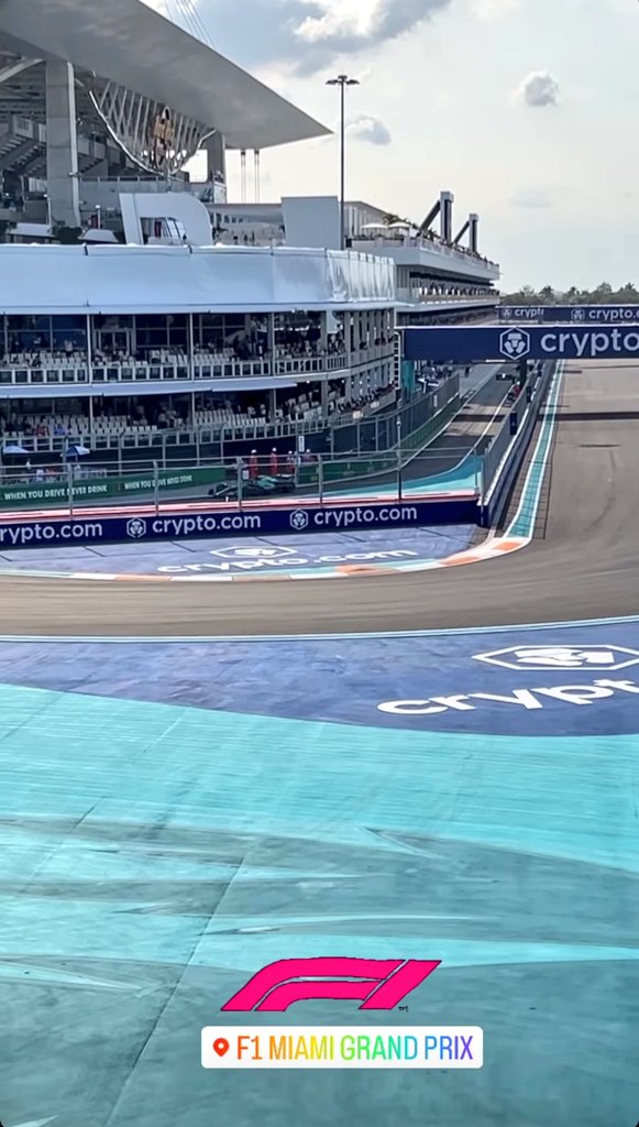 firstclassupsky's tweet image. ⠀ 
        𓈒˚⭒ ﾉ   instagram post .    ⊹

︎ ︎

︎

♡  💬  ⌲    
      ﹫𝙗𝙧𝙚𝙬𝙤𝙡𝙛𝙛 : Any day is a good day for Miami.