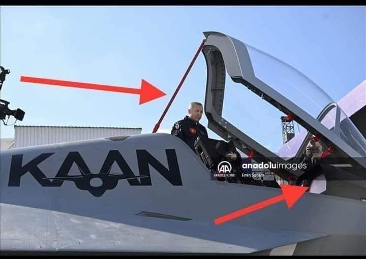 DÜNYA ÜZERİNDEKİ 
TÜM JET UÇAKLARININ KOKPİT CAMI 
ÖNDEN AÇILIR...
NEDEN!
Olası, uçağın düşüşünde, 
saniyenin değil, salisenin bile  önemi vardır.
Kokpit camı açılır ve 
pilot fırlatma koltuğu sayesinde 
kendisini fırlatır...