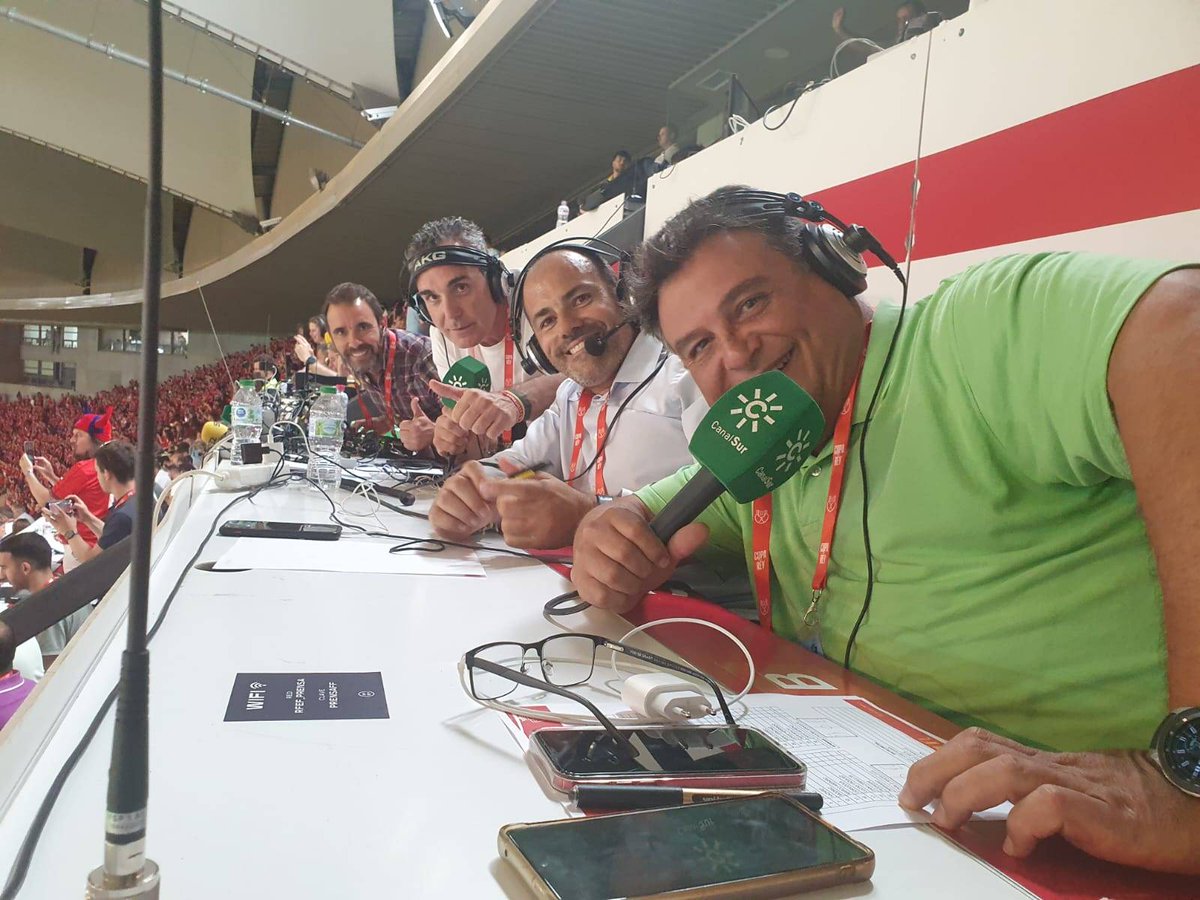 ⏳ ¡Todo preparado en La Cartuja! ¡En breve arranca la final de la #CopaDelRey🏆!

🎙️ <a href="/kaamano/">Antonio Caamaño</a>
🗣️ <a href="/SBallesta9/">SalvaBallesta9</a>
🗣️ <a href="/manolomartinc/">Manolo Martín</a>
🎚️ Alberto Ortiz

#RealMadridOsasuna
#LaGranJugadaCSR

📻 <a href="/CanalSurRadio/">Canal Sur Radio</a>
💻 csur.red/xcNk50OhFGz
📲 App