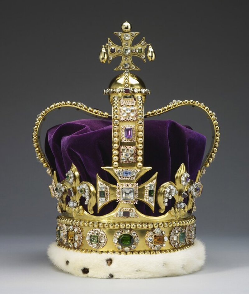 ElNecio_Cuba's tweet photo. 1👑 Coronas de la reina Isabel II, con diamantes 💎💍 y joyas robadas , pasan al rey Carlos III y Camila de Cornualles ☠️

📌¿Qué pasará con las joyas de Isabel II?

📌¿Cuál es la historia oculta? 

👉Cuenta la leyenda que todos los varones que han poseído el Koh-i-Noor  han caído en desgracia. Un texto hindú del siglo XIV dice que “quien  posea este diamante dominará el mundo, pero también conocerá todas sus  desgracias. 

🔸Solo Dios o una mujer pueden llevarlo con impunidad”. Nadie  se ha atrevido a desafiar la profecía en los últimos siglos, pero las  cosas podrían cambiar, pues es un hombre, Carlos III de Inglaterra, quien acaba de heredarlo. 

🔸 El Koh-i-Noor es uno de los diamantes más grandes del mundo. Se han  librado guerras en su nombre. Perteneció a monarcas hindúes, mongoles,  persas y afganos. Y en 1877 pasó a manos de la familia real británica,  cuando la reina Victoria fue nombrada emperatriz de la India. 

🔸La joya se  engastó en el centro de la llamada Corona de la reina Isabel, que ahora  ha heredado el nuevo rey. Muchos esperan que no sea él quien la luzca y  que, siguiendo la tradición —o superstición— familiar, se la ceda a su  esposa, la reina consorte Camila. Otros tantos, en la India, esperan  otra cosa.

🔸La muerte de Isabel II, el 8 de septiembre, ha galvanizado en los últimos días una vieja disputa internacional. Las  autoridades indias creen que la inclusión de esta joya nacional en la  corona británica es un símbolo del yugo colonial. 

🔸Aseguran que la pieza  fue robada por la familia real británica, no regalada. Y las acusaciones  se han intensificado en los últimos días en las redes sociales, donde  el nombre de la joya se convirtió en trending topic nada más  anunciarse la muerte de la monarca. La disputa viene de lejos. 

🔸En 2010,  el entonces primer ministro británico, David Cameron, abordó el tema en  una entrevista en la televisión india con unas declaraciones que dieron  la vuelta al mundo: “Si accediéramos a todas las peticiones, el Museo Británico se quedaría vacío”.

📎 El País, SDP noticia y National Geographic 

🧵⬇️⬇️⬇️