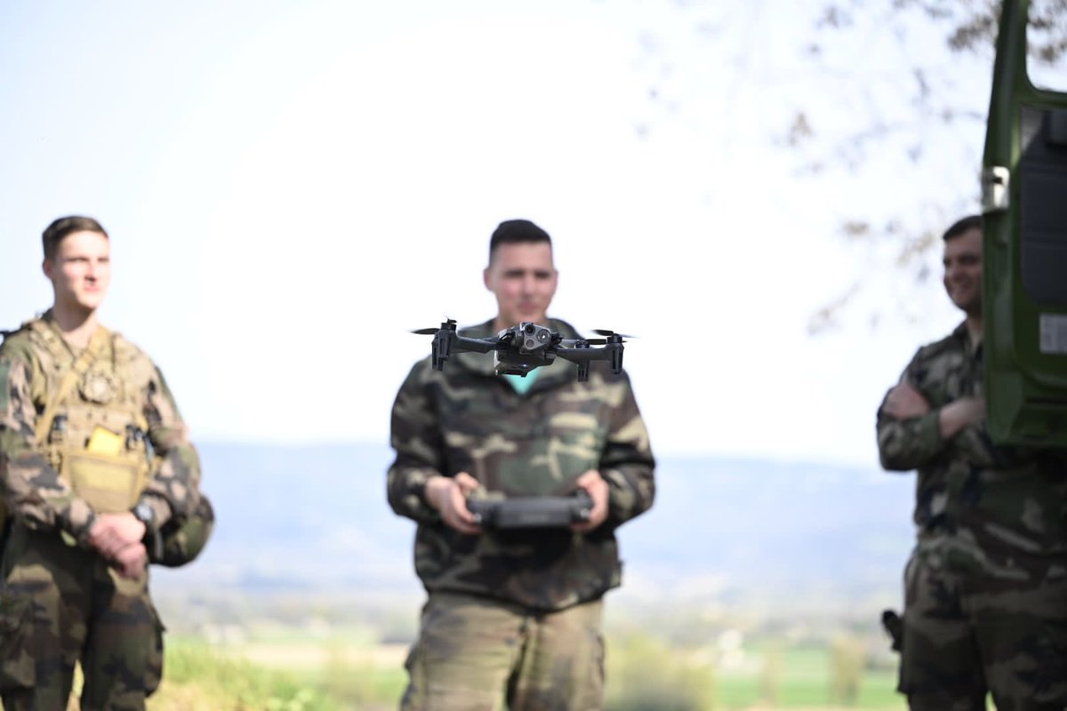 1erSpahis's tweet image. La cavalerie se modernise avec l’acquisition de plus de drones. Déceler l’ennemi en premier pour conserver l’initiative et prendre l’ascendant, cela se travaille en permanence, et garantit la victoire 💪🏻
Bravo aux #Spahis du 3 pour l’extension de leurs savoir-faire