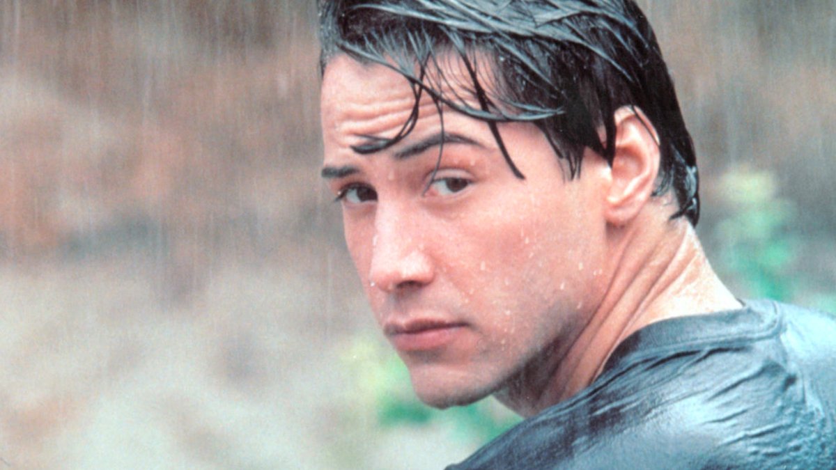 amctv_la's tweet photo. Prohibido olvidar a Keanu Reeves bajo la lluvia en Pointbreak. https://t.co/vHmOyt4U8L