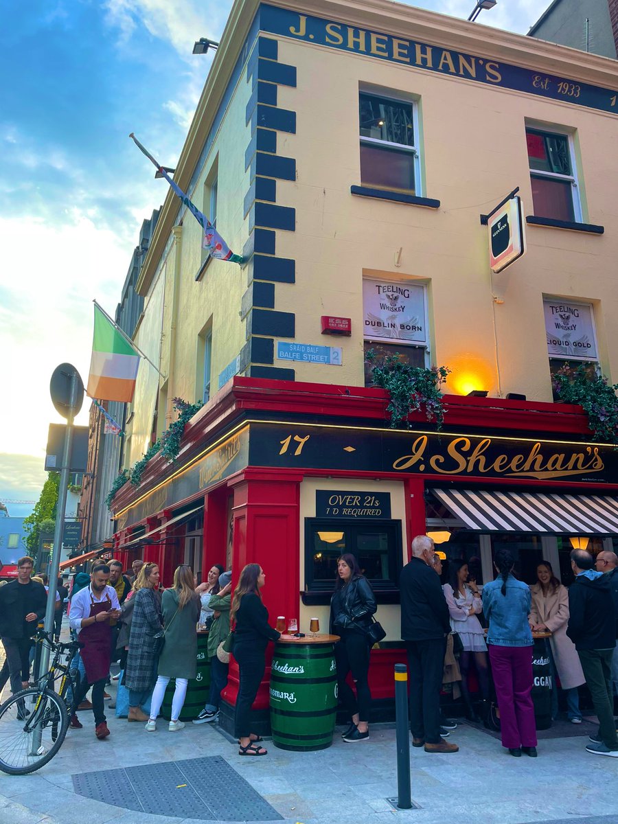 valenluciana's tweet photo. Feeling the summer love in Dublin this Saturday ☀️🌻 the city is coming to life 🌞Days are getting longer and warmer 👀🍹🍻 #DublinSummer #SaturdayVibes https://t.co/VkuTXJKpgu