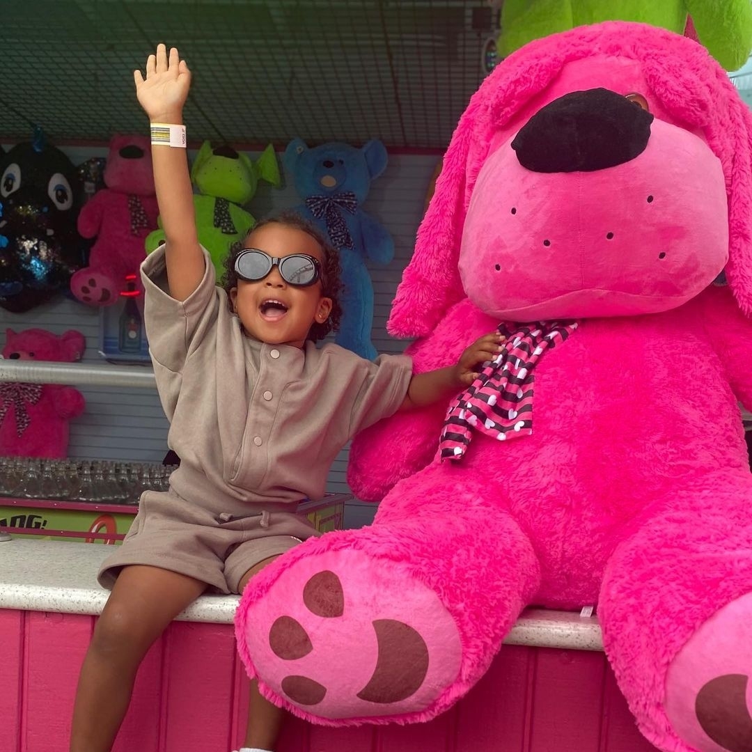 SantaMonicaPier's tweet photo. Raise your hand in the air if you just won a HUGE pink stuffed dog and are having a blast at the Pier! 💕 🐶 😎
📸 @selenalove.o
.
.
.
#saturday #saturdayvibes #weekend #weekendvibes #weekendfun #timefortheweekend #itstheweekend #theweekendisfinallyhere #finallyhere #smpier https://t.co/RdiSTDkU8A