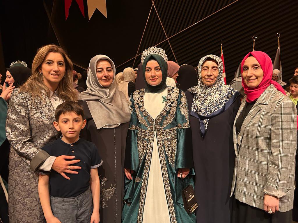 eliflalebilgili's tweet photo. Derneğimiz @iftahakademi hafızlık icazet törenine katılım sağladık. 

Kıymetli konuklarımız; @esraalbayrakkk ,Milletvekili adaylarımız @avbehiyeeker , @drummugulsen , 1.Bölge SKM sorumlumuz @BasgozeElif , Üsküdar Kadın Kolları Başkanımız @maidebukem ve @ZNRSHN’ teşekkür ederiz. https://t.co/8HYvGkQdCv
