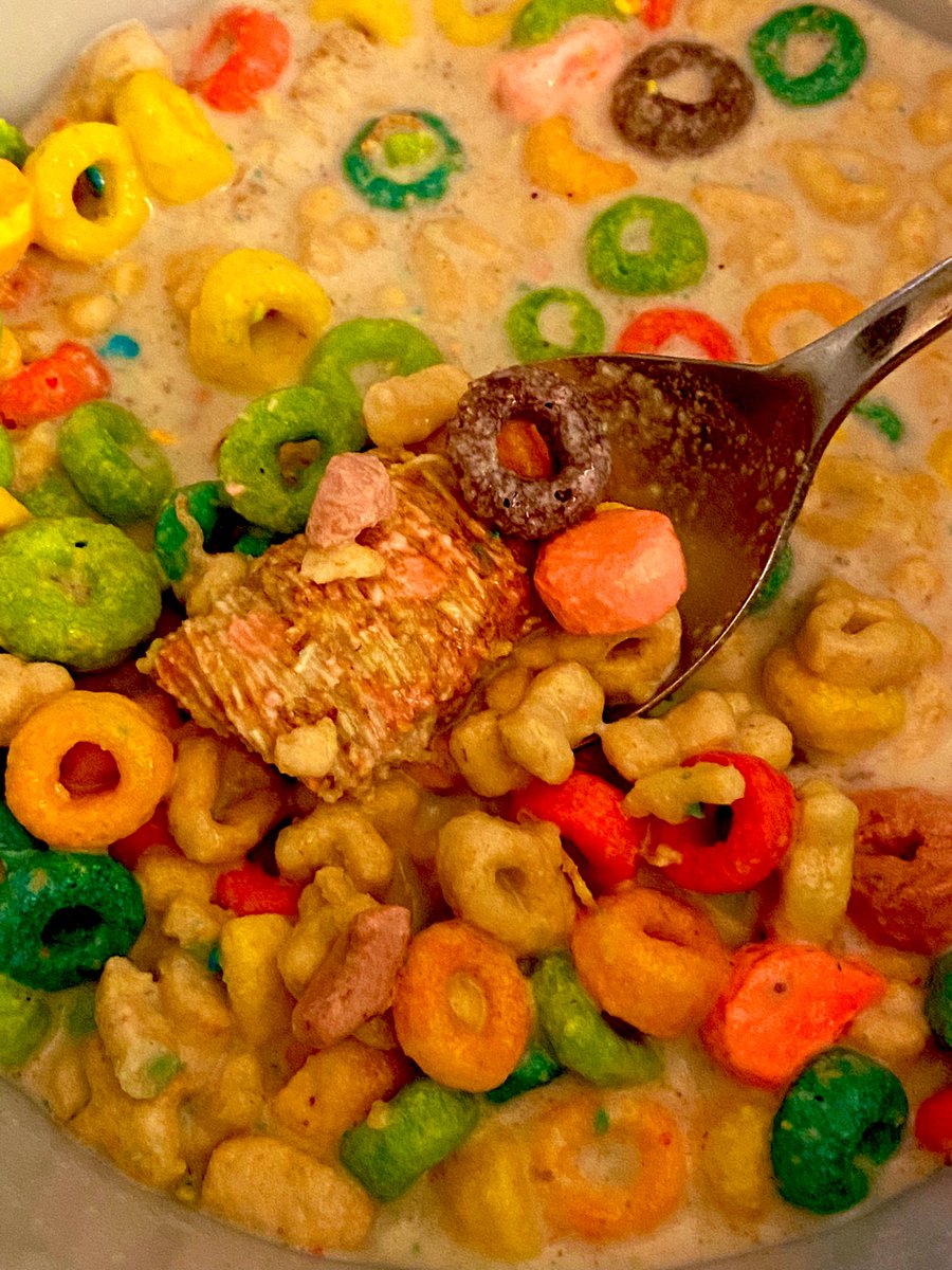 Souseman's tweet image. Cereal of the day, #luckycharms, #frostedminiwheats, and #FrootLoops combined😋🤔
