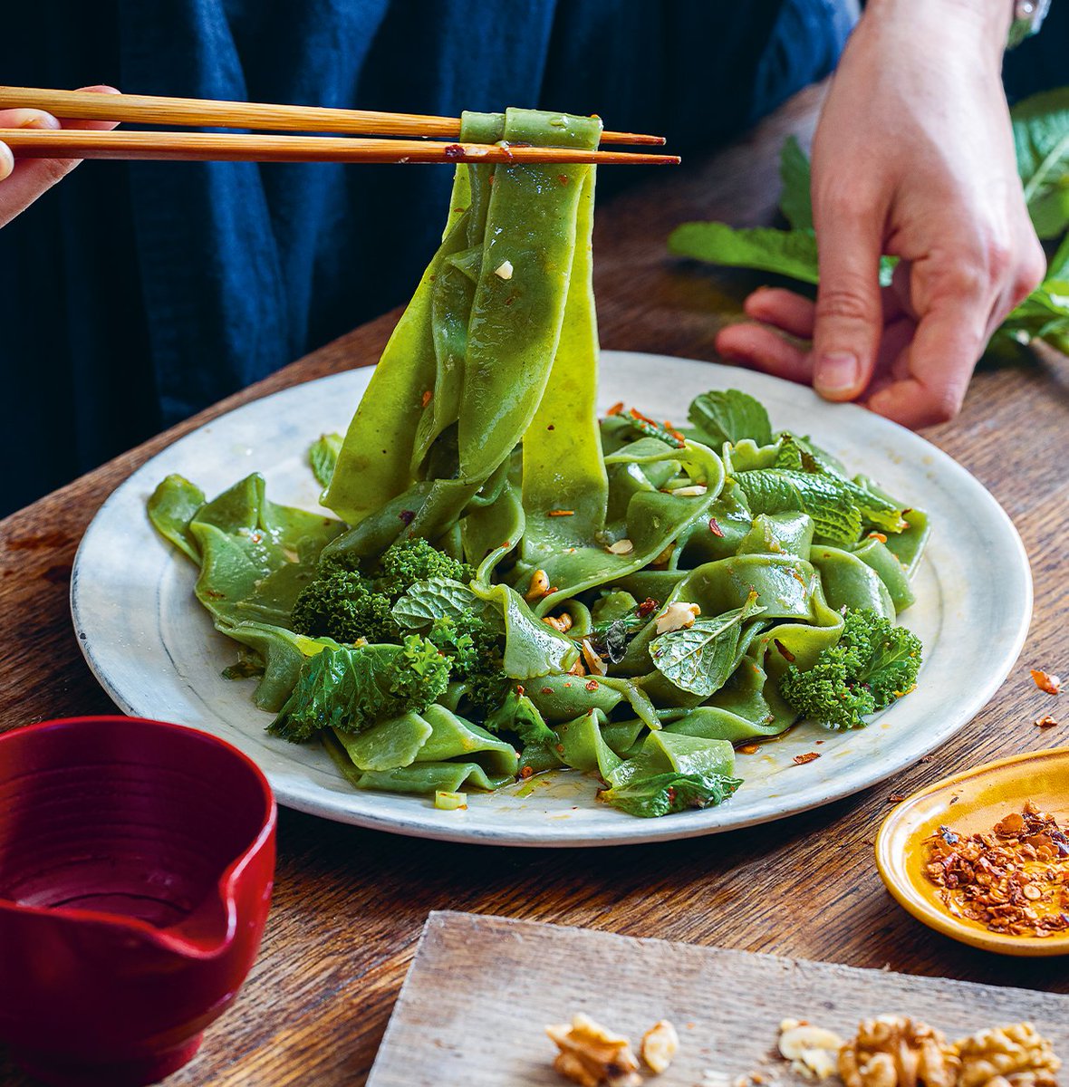 In 'Authentiek Japan thuis' leidt Maori Murota je 'from scratch' door de Japanse keuken. Met de geweldige receptuur van iconische gerechten serveer je het beste van Japanse keuken thuis. Laat je inspireren!

bit.ly/authentiekjapa…