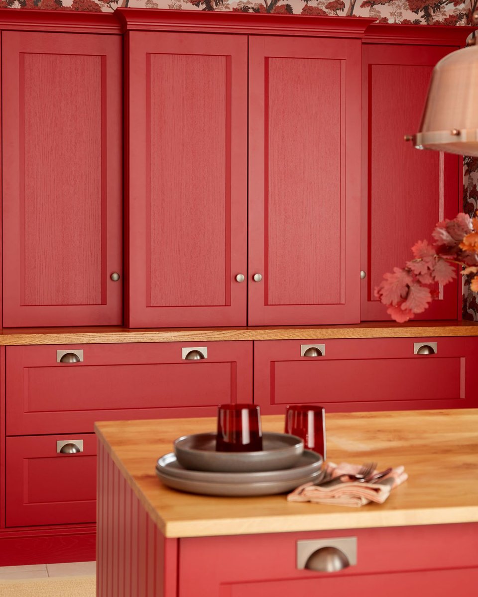 UnitsOnline's tweet photo. Saving you £000s on your new kitchen.

English red is a new colour available on all our Burbidge painted kitchens.  It is shown here on the Kew shaker range.

More information - https://t.co/F0Z2XazU6v

#painted #kitchens #unitsonline https://t.co/c2YNFdY9ie
