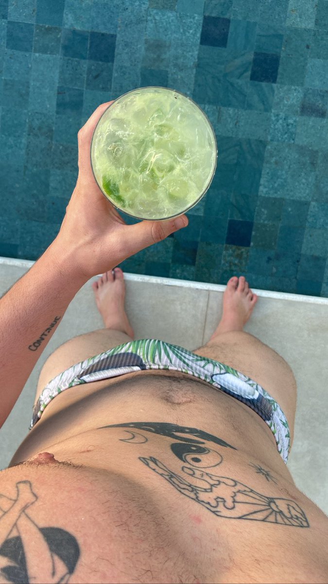 atorizando's tweet photo. Vai um drink? 🌴 https://t.co/fP2yhhtBmL