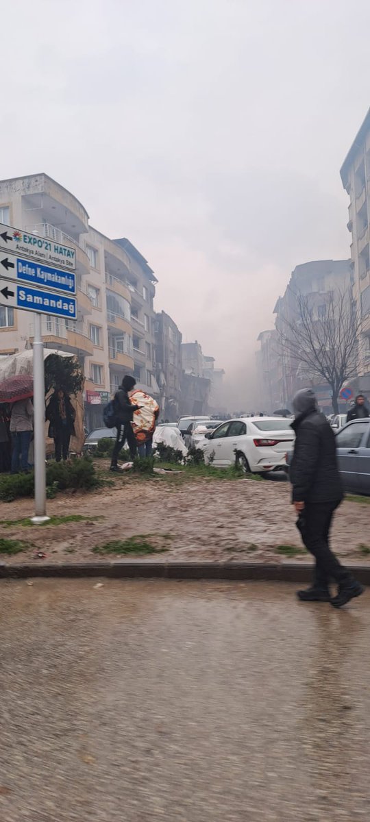 melisay44372984's tweet photo. Bana sorma
Nasıl alışır insan
Bana sorma
Nasıl dayanır buna
Yaşıyor insan
Hep geçiyor hayat, zaman.#hatay #3ay https://t.co/lYucw7VEa0