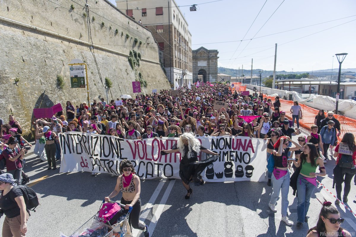 MicheleLapini's tweet photo. Migliaia di persone in corteo ad #Ancona per l'#aborto libero, sicuro e gratuito.
-
Thousands march in Ancona for free and safe #Abortion 

@nonunadimeno

#AbortionIsHealthcare #abortion #ru486 #regioneMarche #demonstration #nudm #nonunadimeno #humanrights #transfem #lucha #lotta https://t.co/vWEPjpcnwJ