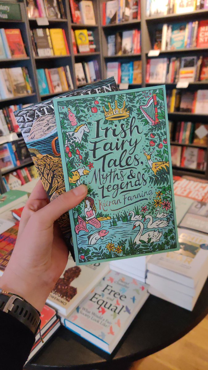 MWoolschot's tweet photo. Prachtige boekenwinkel gevonden in Dublin. Eindelijk het @meesterlezer boek kunnen scoren 🍂 https://t.co/7xGAn2dcH8