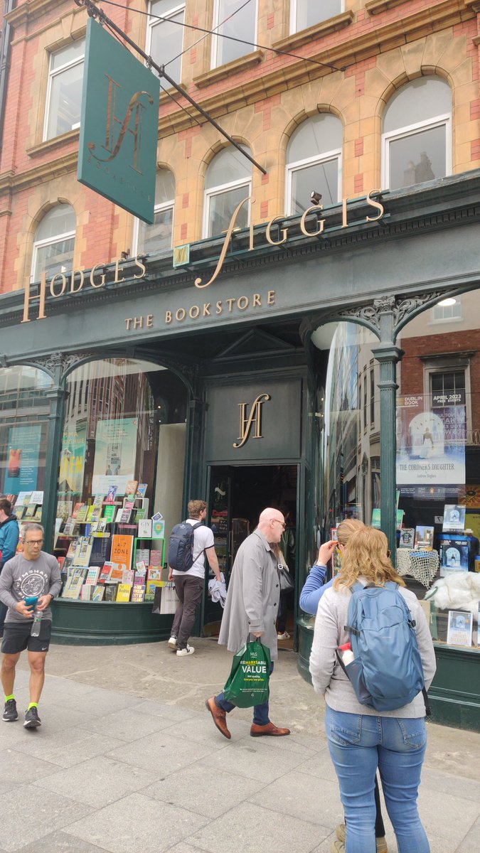 Prachtige boekenwinkel gevonden in Dublin. Eindelijk het @meesterlezer boek kunnen scoren 🍂