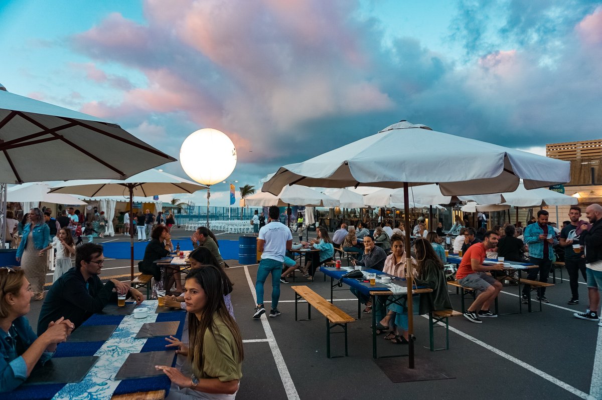 GranCanariaMC's tweet photo. #GranCanariaSummerland Despedimos esta segunda jornada con algunos de los mejores momentos de nuestra🍹zona picnic🍹
Mañana te esperamos de 12.00 a 19.00 h en esta 5ª edición de 🌴Summerland, vive el verano🌴 ¡Que no te lo cuenten!
#GranCanaria #ModaCalida #LasPalmasdeGrancanaria https://t.co/lHx4Zowoya