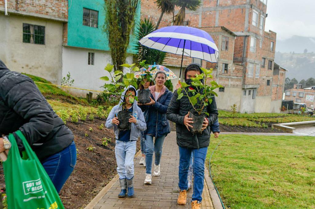 GERMANCHAMORRO1's tweet photo. ¡Los nuevos parques construidos en #LaGranCapital se convierten en escenarios para sembrar vida, esperanza, amor y alegría!

Junto a la Fundación “El toque de los Ángeles” con madres que han perdido repentinamente a sus hijos, realizamos  siembra de árboles en su memoria. 🍃 https://t.co/tBlMNvoE3p