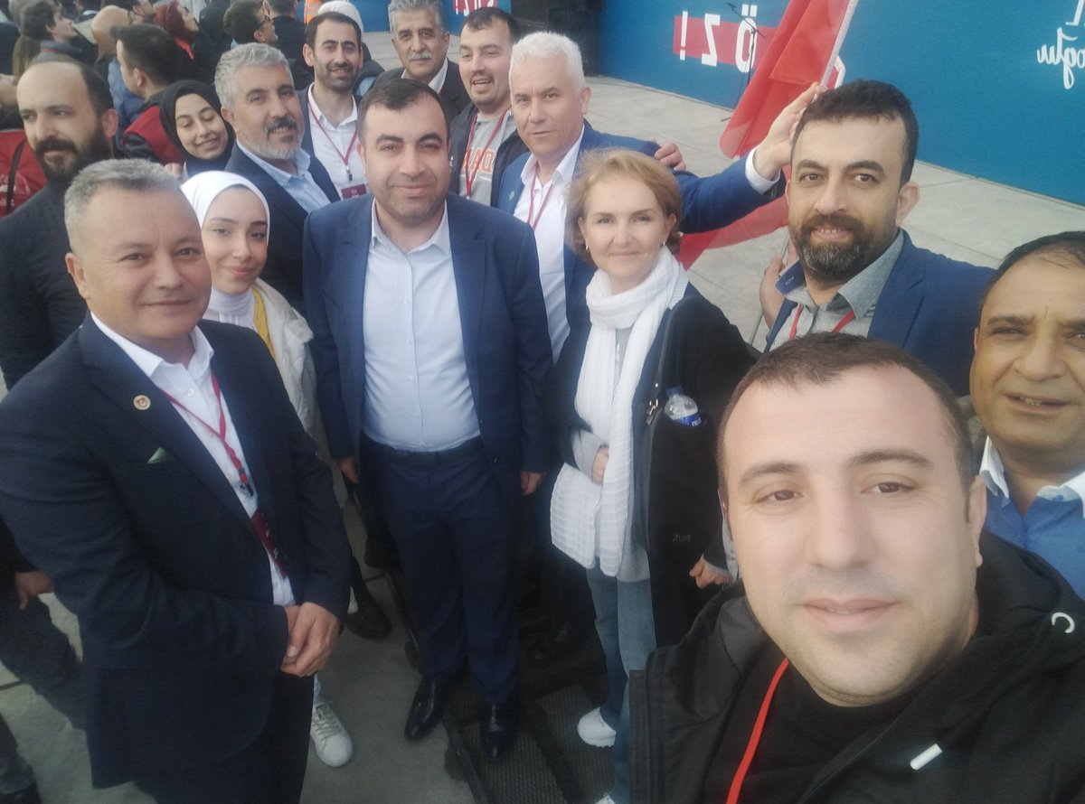 UguravniBasarir's tweet photo. Bugün istanbul bir başka güzeldi...🇹🇷

@Ahmet_Davutoglu

#istanbulmitingi https://t.co/Pe6cHMmlv7