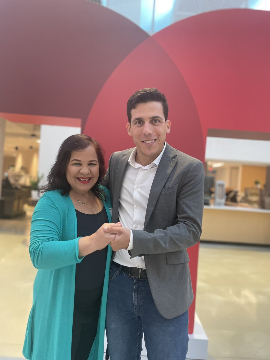 Congratulations to Lisa Siegal from @comosediceshow for winning a free registration to the #NAHJ2023 Convention! 👏

Special thanks to Region 4 Director <a href="/damiabonmati/">Damià S. Bonmatí</a> for joining us and helping to randomly pick our first winner in the raffle.
#MoreLatinosInNews