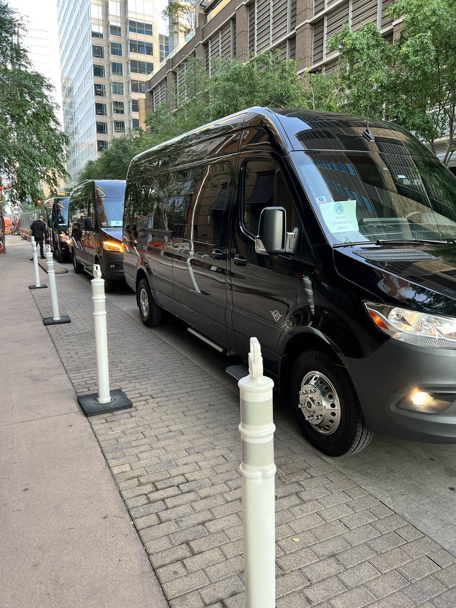 MSLuxuryVIP's tweet image. Our Chauffeurs are out working hard this morning transferring a large Corporate group. 

Great team work = Happy clients😊

#msluxuryvip #mslux #austin #sprintervan #limousineservice #ChauffeuredService #atxlife #ATX  #sprinter