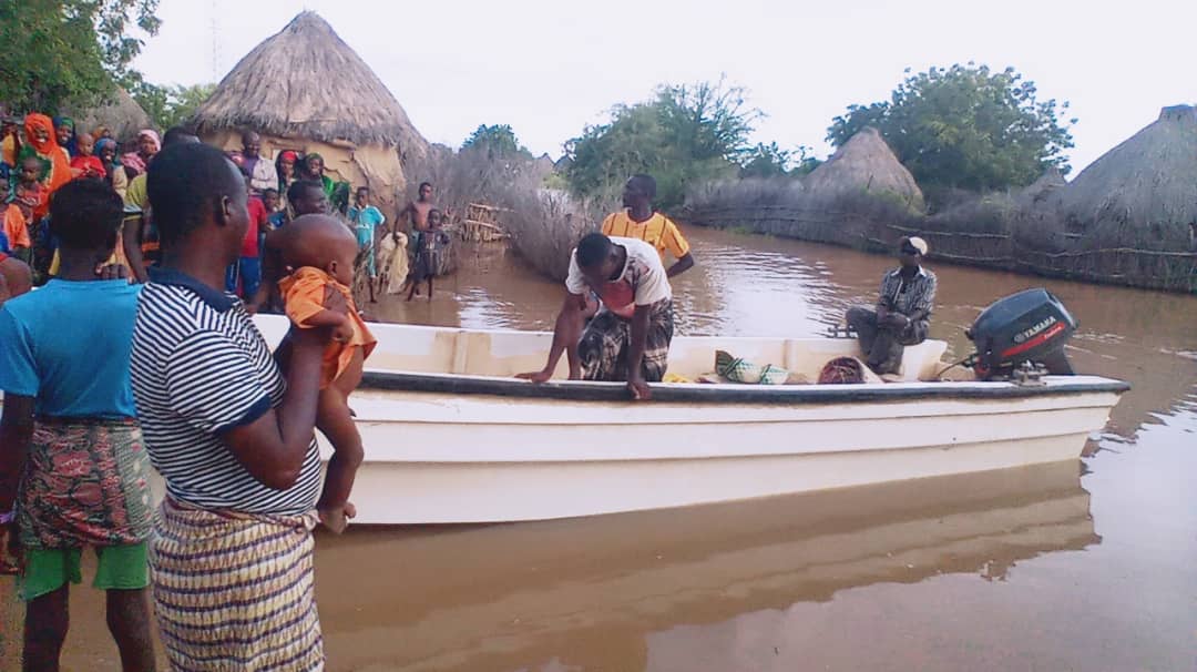 AhmedOnlf's tweet photo. Rescue efforts are still on to move the affected people to safe areas as the Shabelle River floods the adjacent villages. Today, the government emergency team evacuated the last of the Mirdis village residents from Mustahil District. #DRMB #Somali_Region https://t.co/fP1eP2Nr5j