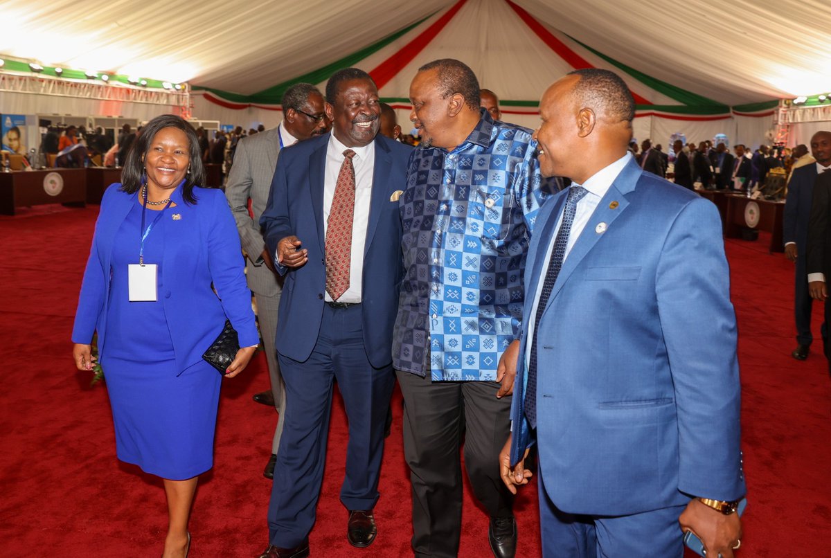 OfficePCS_KE's tweet photo. Retired President H.E Uhuru Kenyatta who is currently the facilitator for the DRC peace talks,  briefed Prime Cabinet Secretary H.E @MusaliaMudavadi on progress made in the DRC peace initiative. https://t.co/ruoWdqeNSP