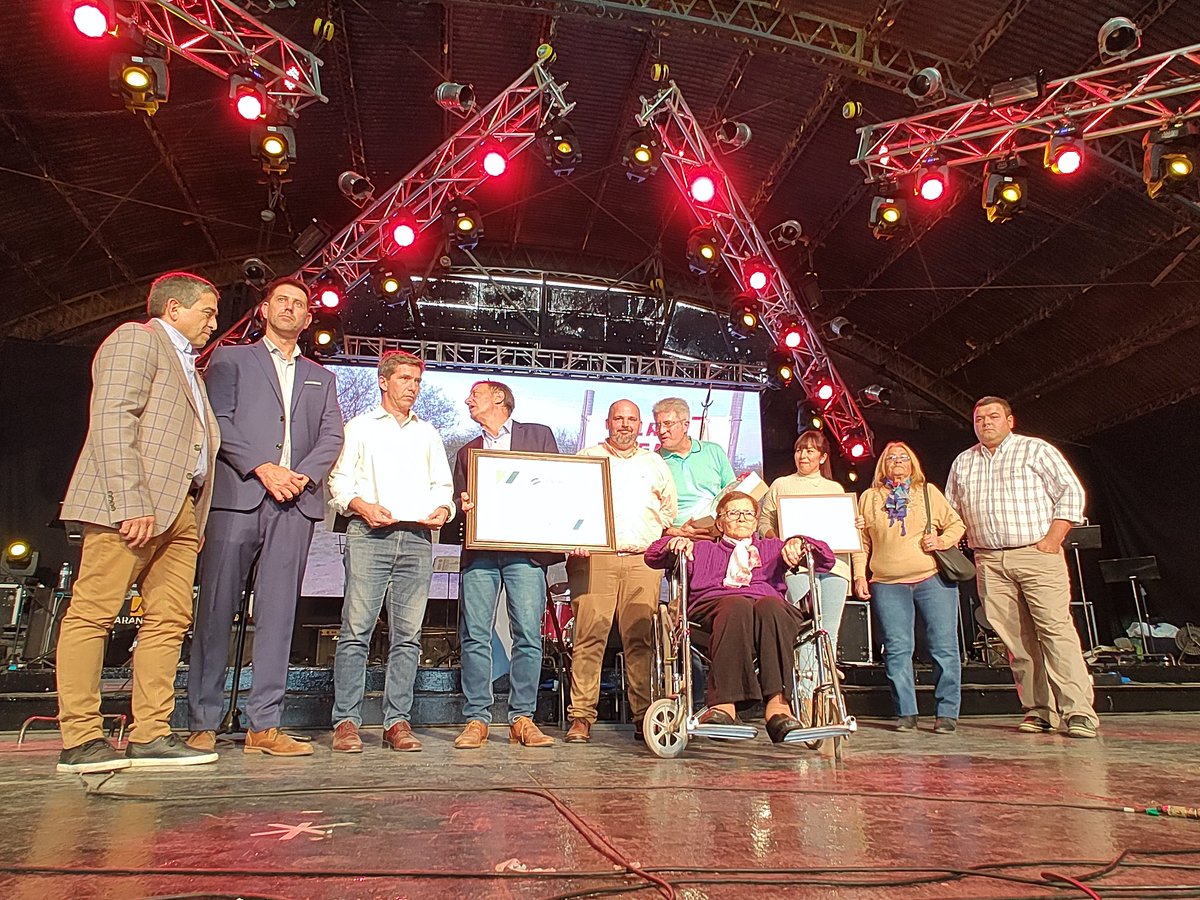 DiputadosMza's tweet photo. Diputados distinguió a la puestera del año 2023, en el marco de la 42” edición de la Fiesta Nacional de la Ganadería de Zonas Áridas, que se realiza en el departamento de General Alvear.
La iniciativa fue promovida por @Escuderoxana  y @VilchesJoseM https://t.co/02wdCZEYZb