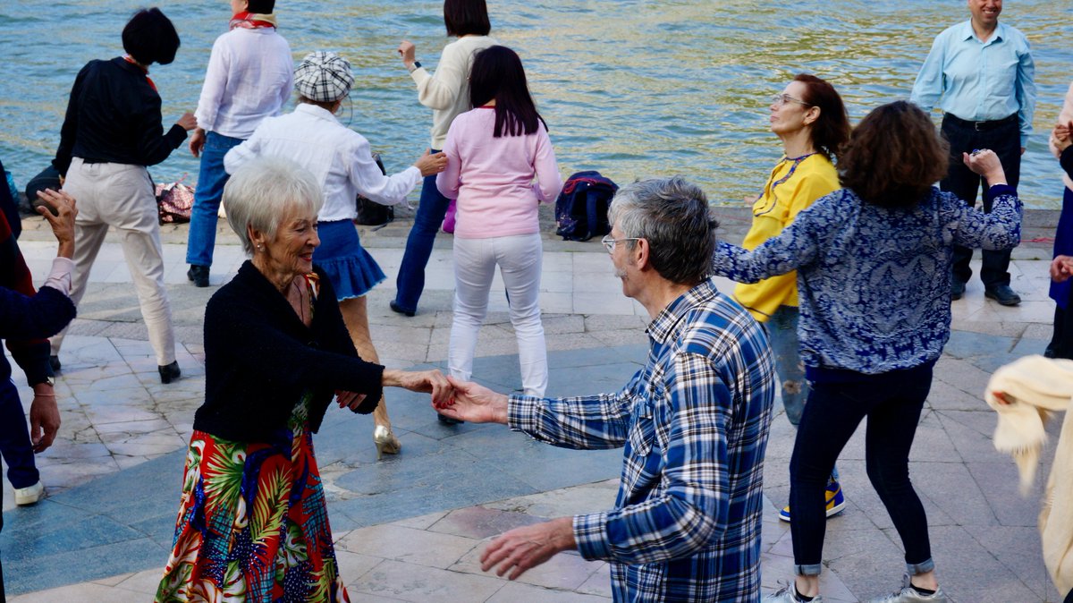 Seit zwanzig Jahren bringt Antonio die Pariser zum Tanzen. Am Ufer der Seine in der Nähe der Île Saint-Louis steht er hinter seinem Lautsprecher aus dem Salsa-Musik läuft ➡️ ausparis.de/die-taenzer-de…