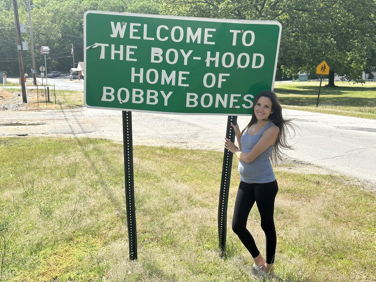 ashleyross2134's tweet photo. Couldn’t finish off our vacation in Arkansas without a picture by the @bobbybones sign! https://t.co/XBEzOEn9AB
