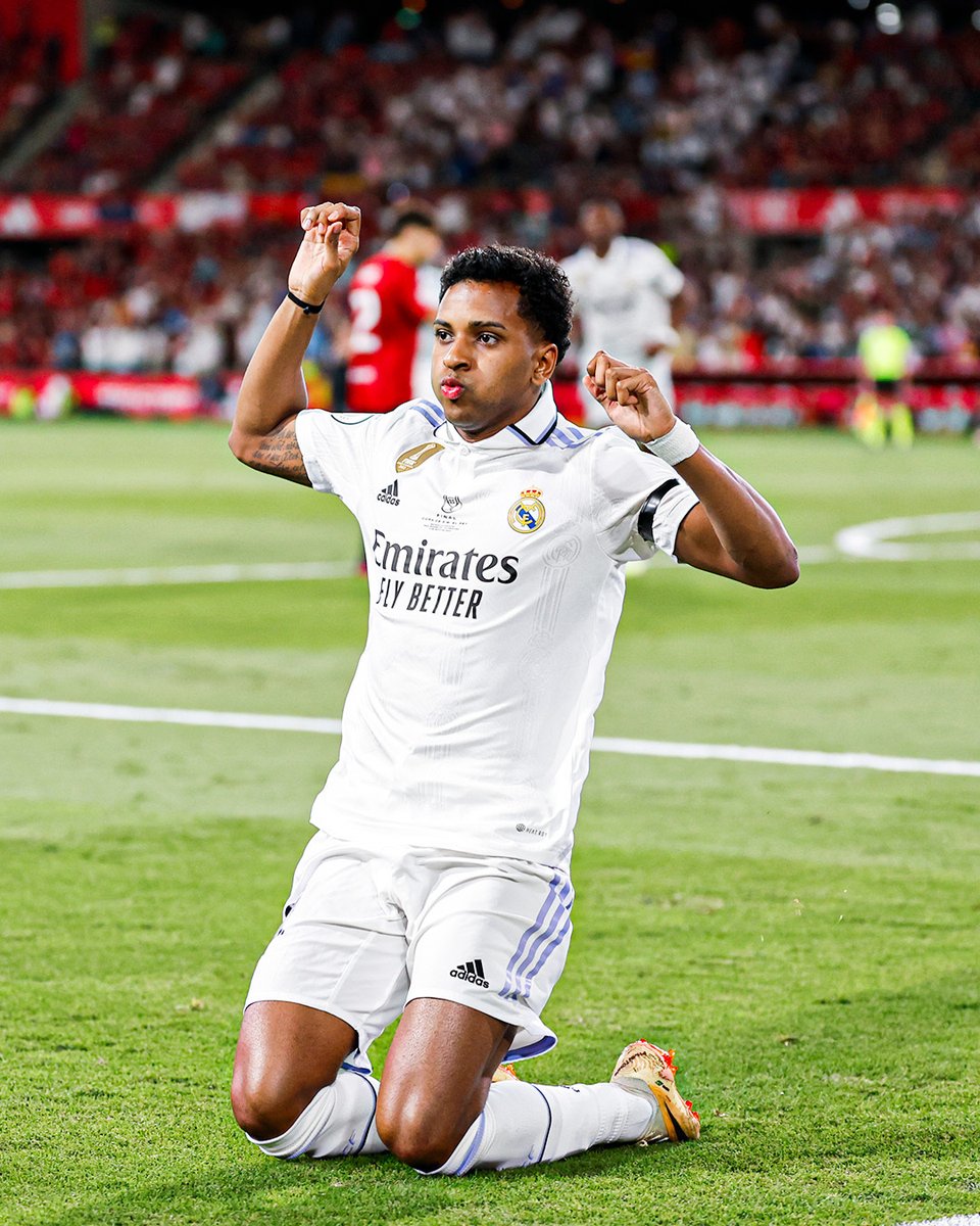 InvictosSomos's tweet photo. Marcó en la final de la Copa del Rey. Ha marcado en grupos, octavos, cuartos y semifinales de la UEFA Champions League. Ya marcó y asistió en El Clásico ante el FC Barcelona. Asistió en final de Supercopa de España. Y convirtió en semifinales de Mundial de Clubes. A Rodrygo Goes le fascina aparecer en momento de máxima exigencia. Un jugador de partidos importantes. TALENTO ESPECIAL.