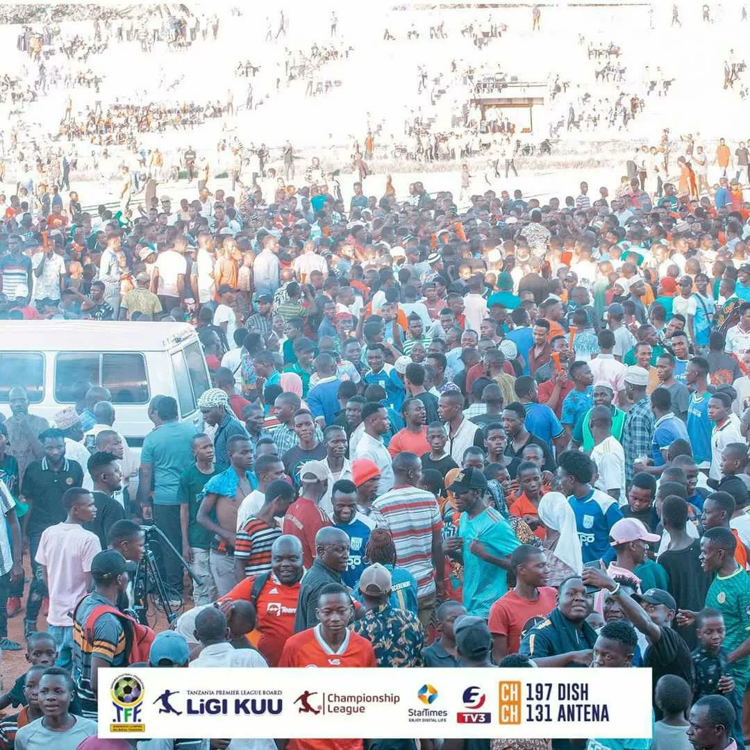 taboraunitedfc's tweet photo. #BeeFans🔝🙌
Haya sio mapenzi tu ni mahaba ya dhati kabisa kutoka kwa Nyuki wa Tabora kwenda kwa chama lao na timu ya maisha yao⚪🔵
Hapo tupo #ChampionshipLeague ni hivo, Je tukija huko Ligi Kuu msimu ujao itakuaje sasa!?🤷
#Bees4life💙 | #HoneyBeeVenom | #NyukiWaTabora🐝™ https://t.co/0mpmuJMDxT