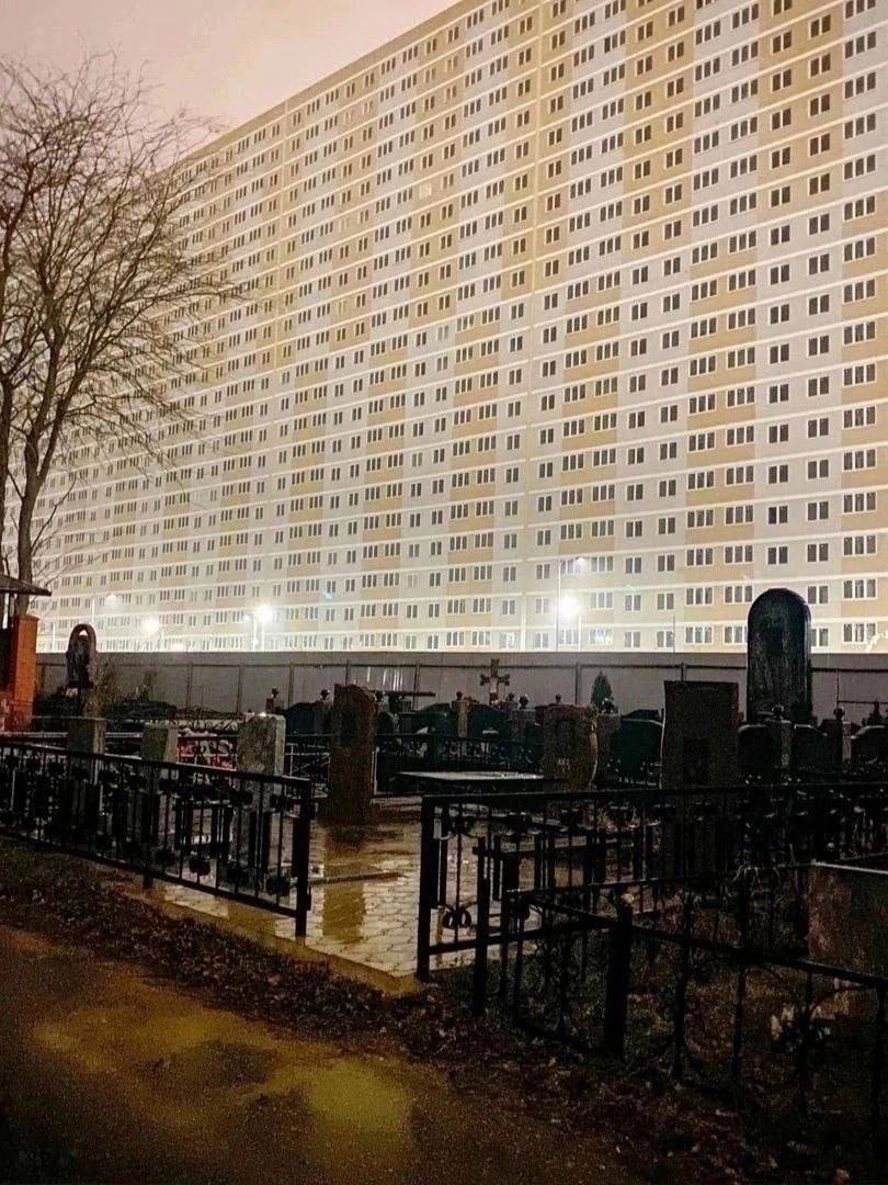 Russians_Life's tweet photo. В Краснодаре закончили строительство еще одной огромной многоэтажки с видом на такое же огромное кладбище.

С новосельем... https://t.co/Y2ym8IrUSy