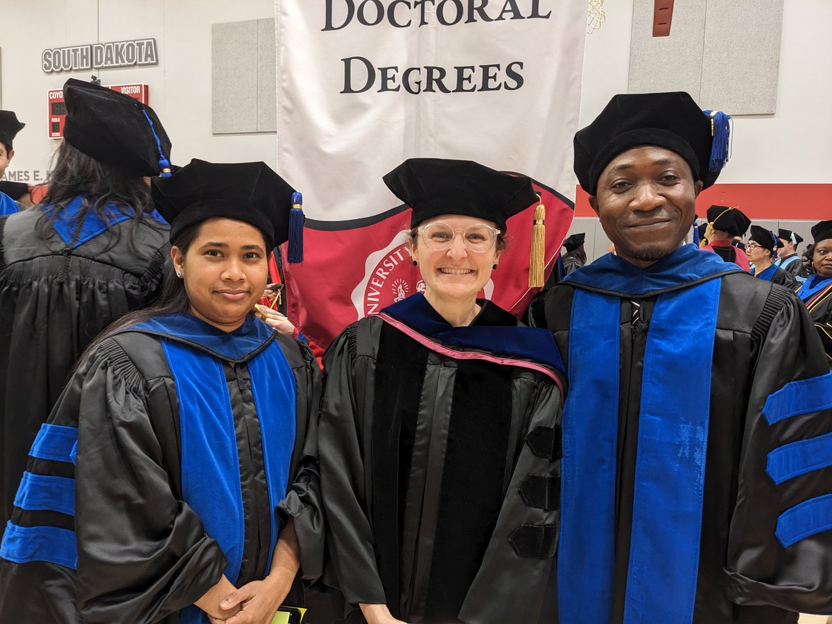 bessvlai's tweet photo. They did it! So proud of @SamiFosu and Rina! @USDChemistry @usd https://t.co/WVyldOUFTv