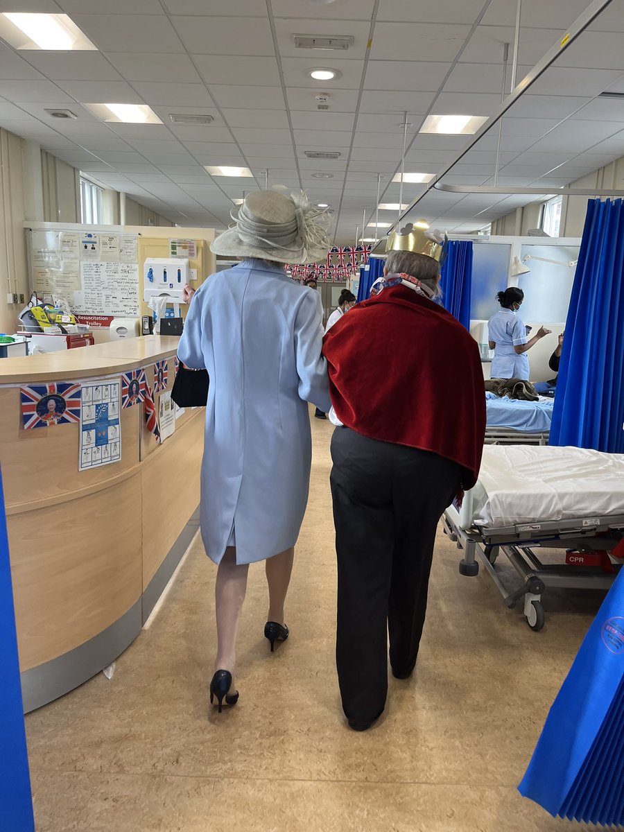 Ward C5 staff and patients enjoying afternoon tea and a special visit from our new king and queen 🇬🇧👑🍰🎂 #Coronation