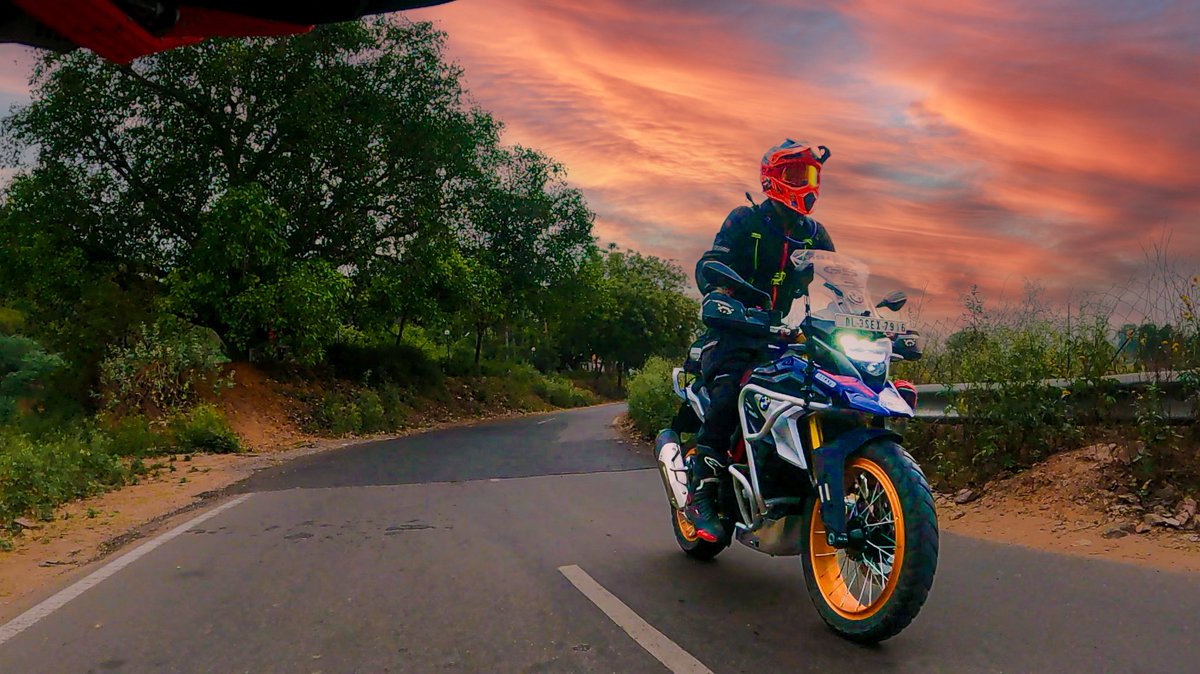 arjunuberoi's tweet photo. An adrenaline-fueled #Ride as we take our trail motorbikes off-roading through rugged terrain, cross muddy streams, & challenge yourselves
#ls2helmets #motomarshal #solacegears #raidagears #alpinestars #piug #dismotech #royalenfieldhimalayan #bmw310gs
#bmwmotorrad #makelifearide https://t.co/FNWZrKZG3M