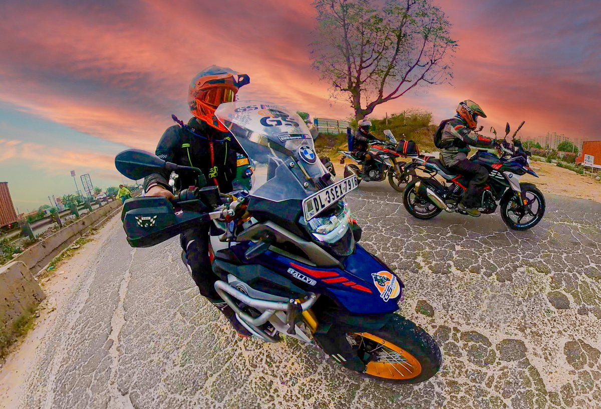 arjunuberoi's tweet photo. An adrenaline-fueled #Ride as we take our trail motorbikes off-roading through rugged terrain, cross muddy streams, & challenge yourselves
#ls2helmets #motomarshal #solacegears #raidagears #alpinestars #piug #dismotech #royalenfieldhimalayan #bmw310gs
#bmwmotorrad #makelifearide https://t.co/FNWZrKZG3M